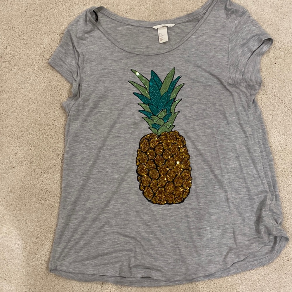 H&M gray T-shirt with sequin pineapple